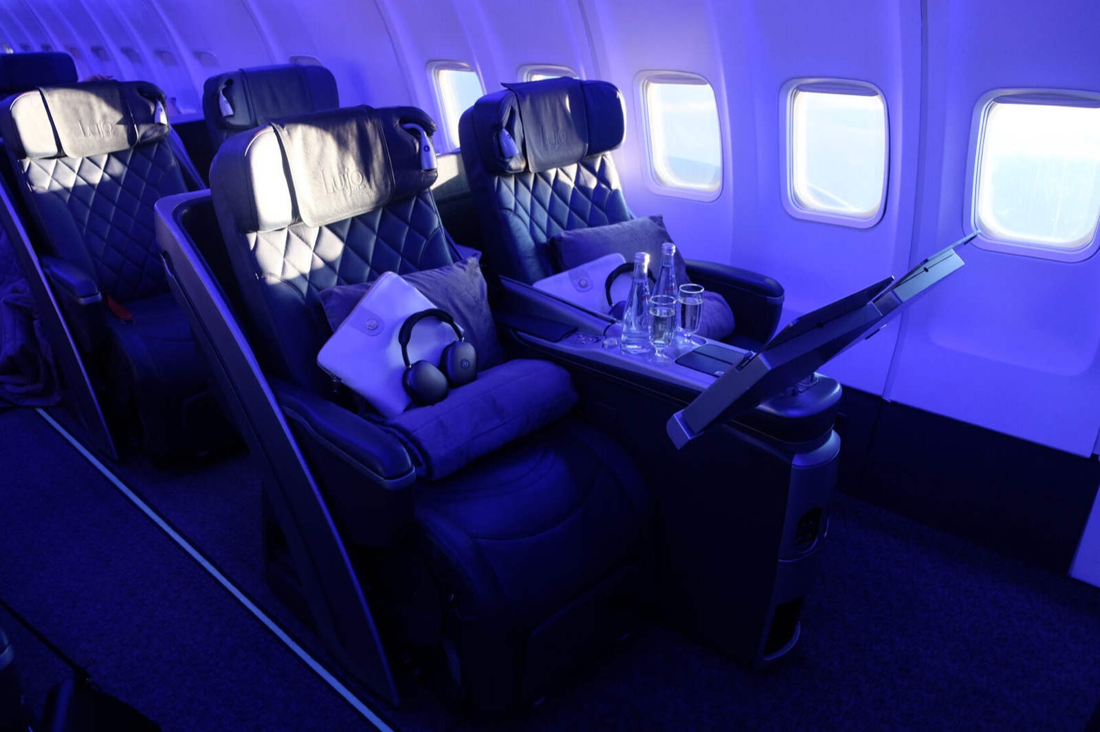 Салон Ultimate Business Class: кресла-кровати и AirPods Max
