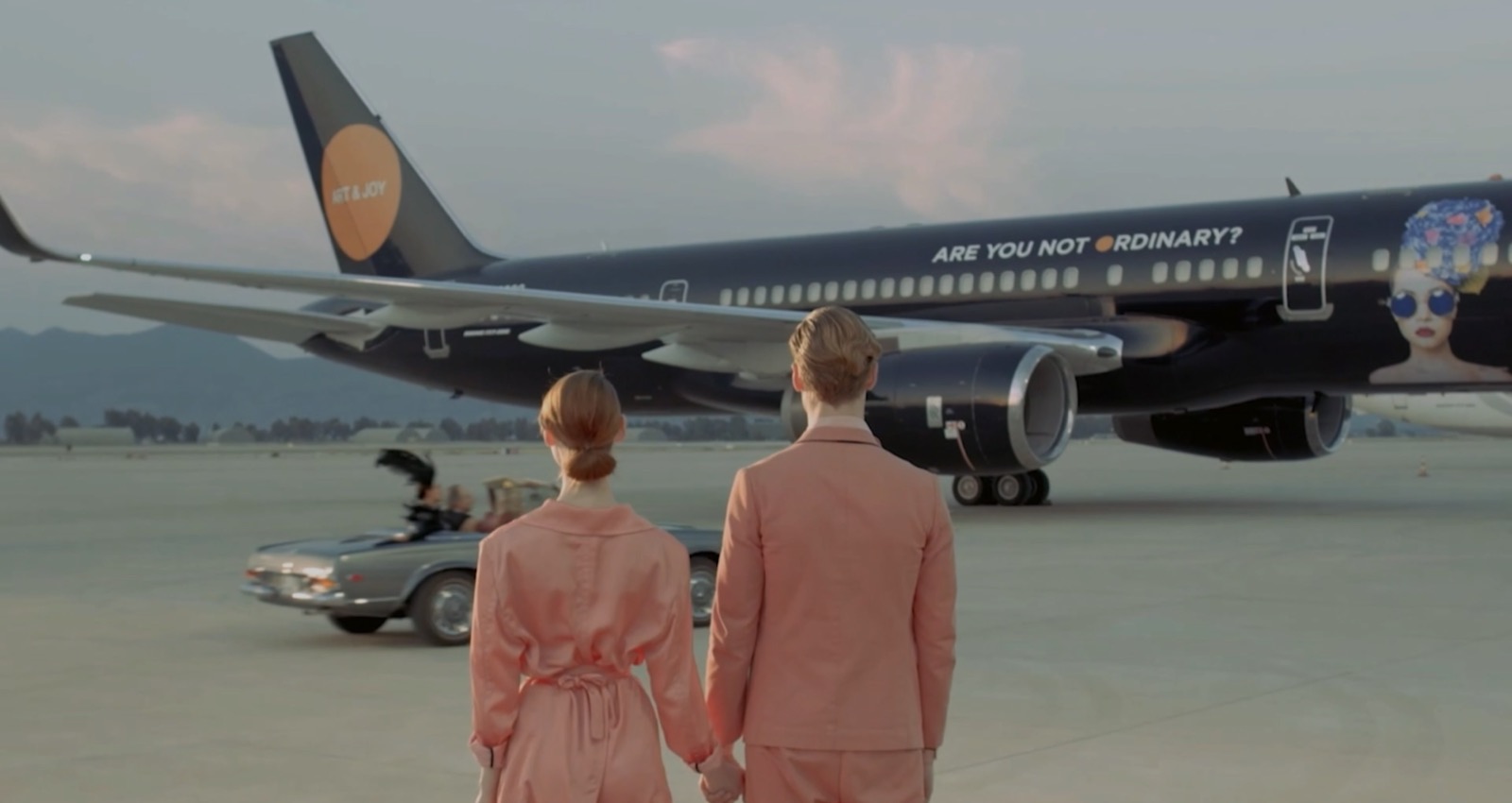 Чёрная ливрея BlackJet «Are you not ordinary?»